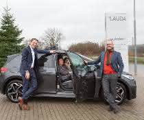 Nachhaltig nach Feierabend: Lauda bietet Dienstwagenflotte als Carsharing an Dr. Mario Englert (links) und Dr. Gunther Wobser mit dem LAUDA Carsharing Team