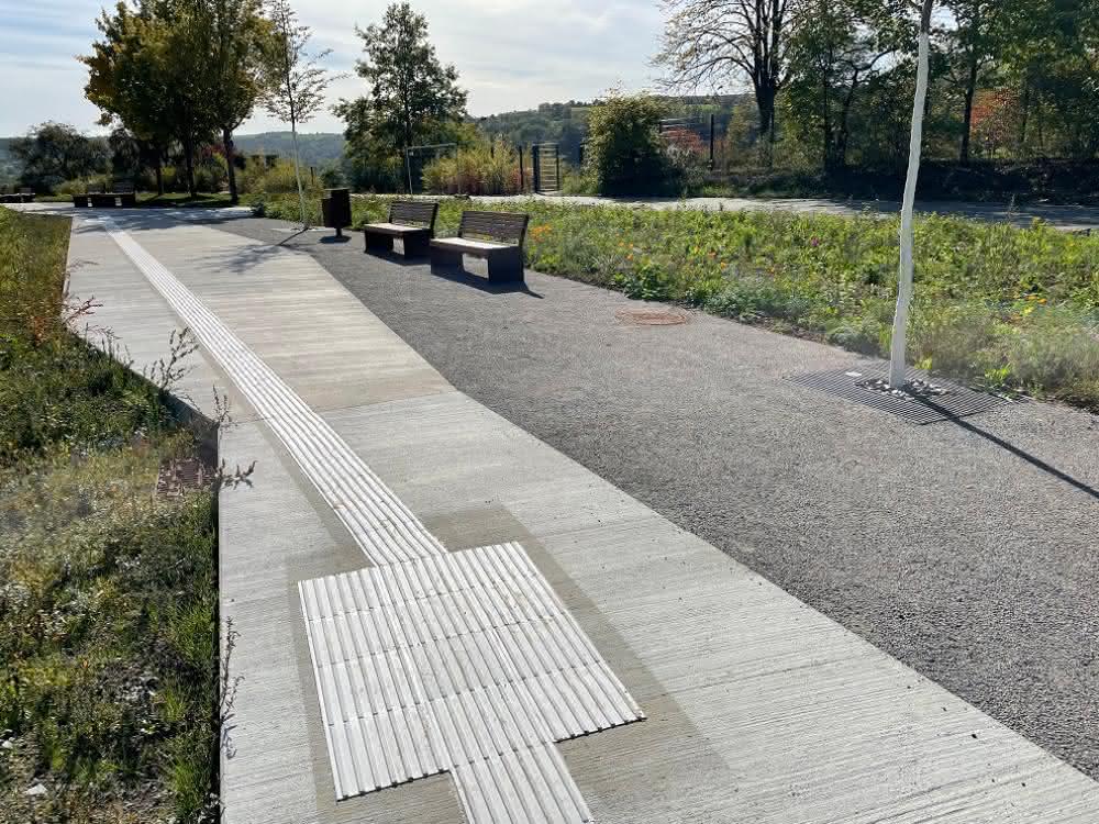 Wartebereiche entlang der 6 Busstellplätze