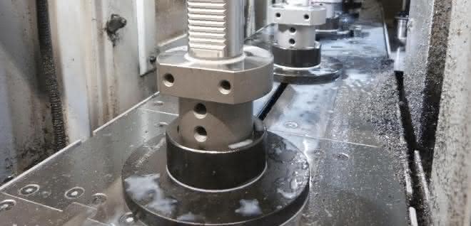 The pick-up station is loaded with 20 base holders and then runs unmanned for several hours.