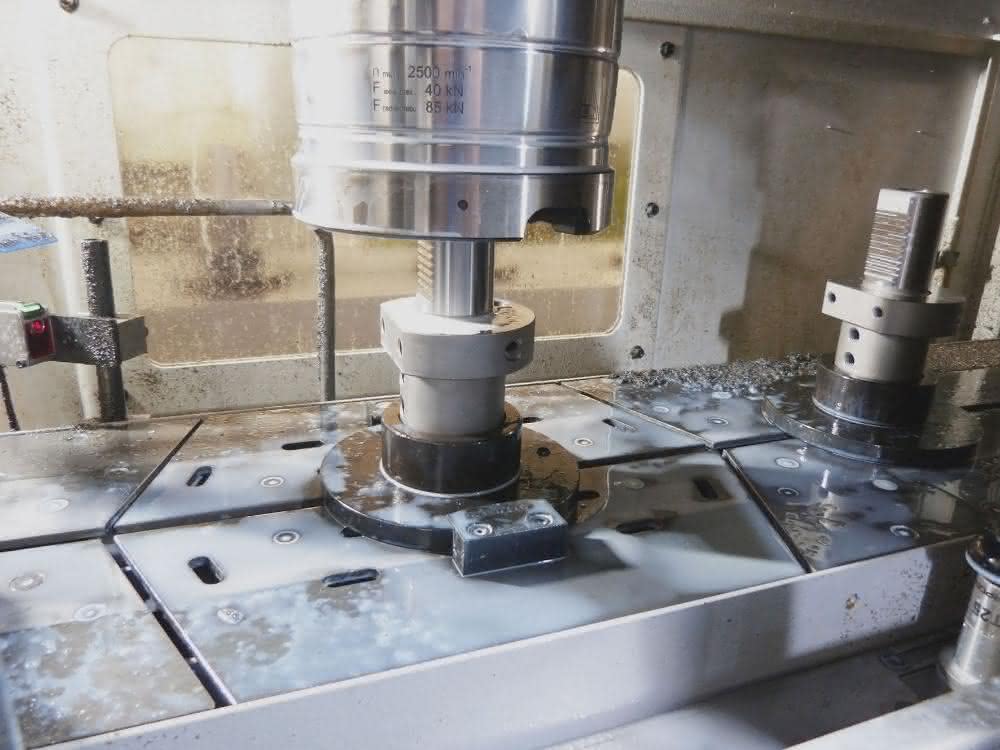 The Toplus premium chuck picks up the base holder from the pick-up station.
