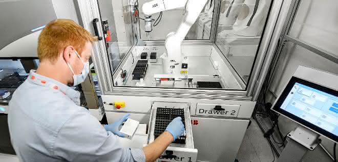 Automatisierung von Antikörpertests: Roboter im Einsatz für Forschung und Diagnostik