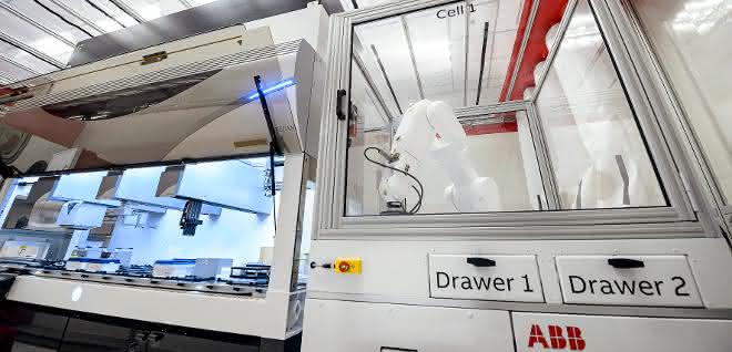 Automatisierte Testplattform mit eingehaustem Roboter
