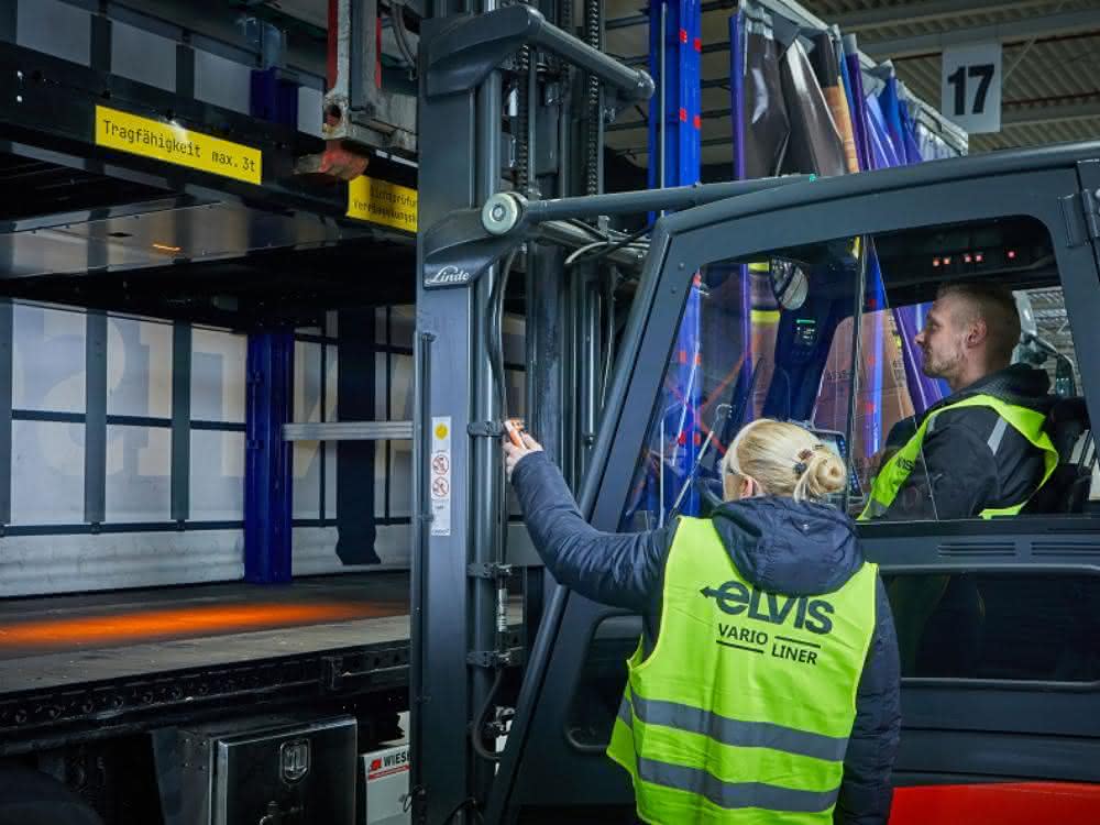 Kooperation von Elvis, Wiese und Krone: Doppelstock-Auflieger für kürzere Umschlagszeiten Vario Liner speziell für den Einsatz im HUB- und Linienverkehr