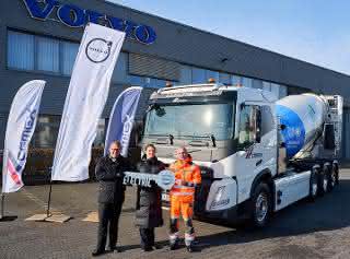 Überagbe des Volvo FMX Electric mit Fahrmischer.