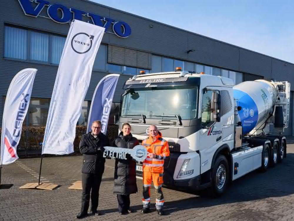 Überagbe des Volvo FMX Electric mit Fahrmischer.