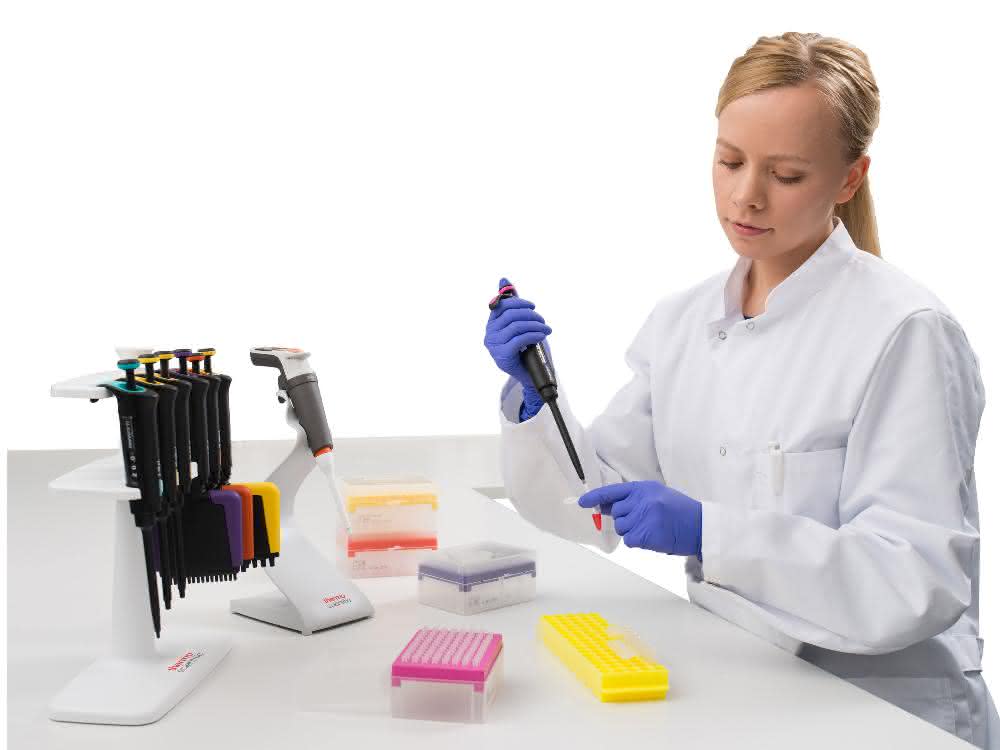 Korrekt dosieren: Auswirkungen von Flüssigkeitseigenschaften beim Pipettieren Laborantin beim Pipettieren
