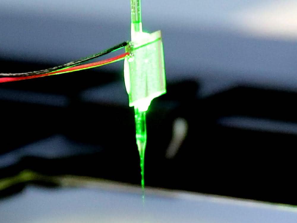 Mikrofluidische Prozesse mit Akustik steuern: Robotik und Mikrofluidik verbinden Glasnadel, die mit Ultraschall in Schwingung versetzt wird