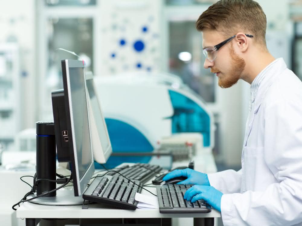 Laborant/Wissenschaftler im Labor vor PC