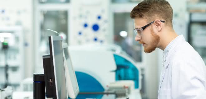 Laborant/Wissenschaftler im Labor vor PC