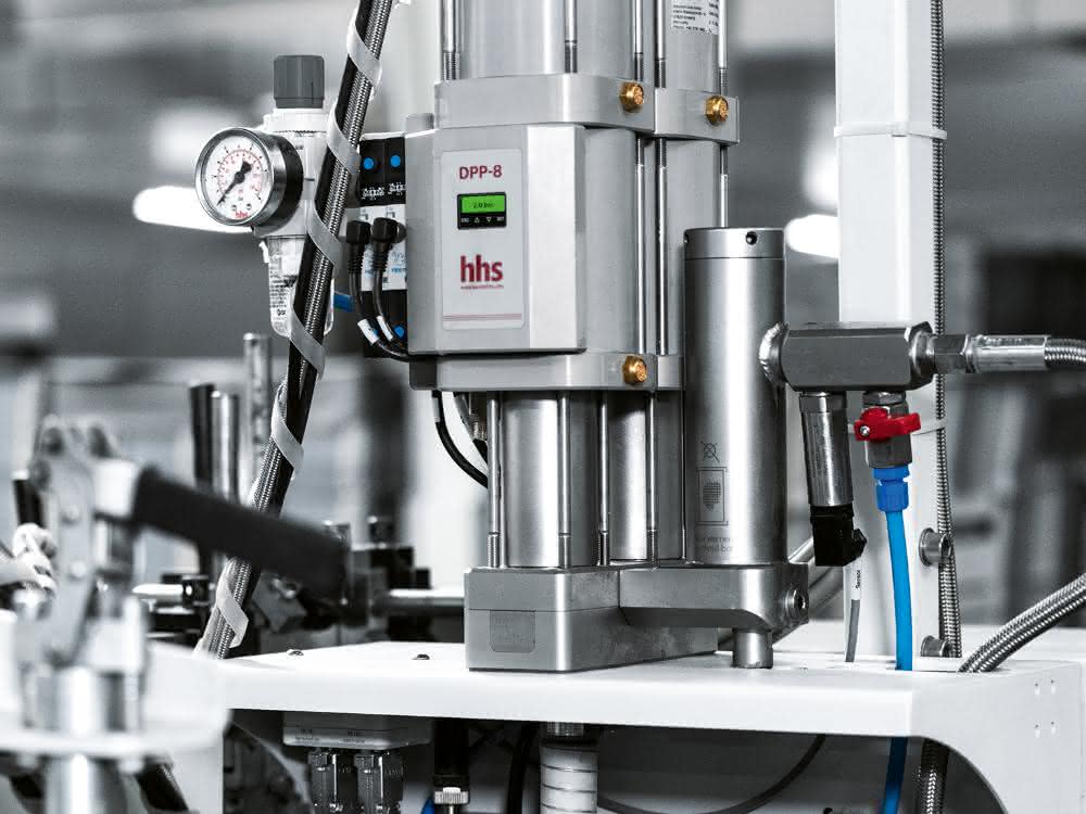Double piston pump and proportional valve: High-precision gluing of folding boxes