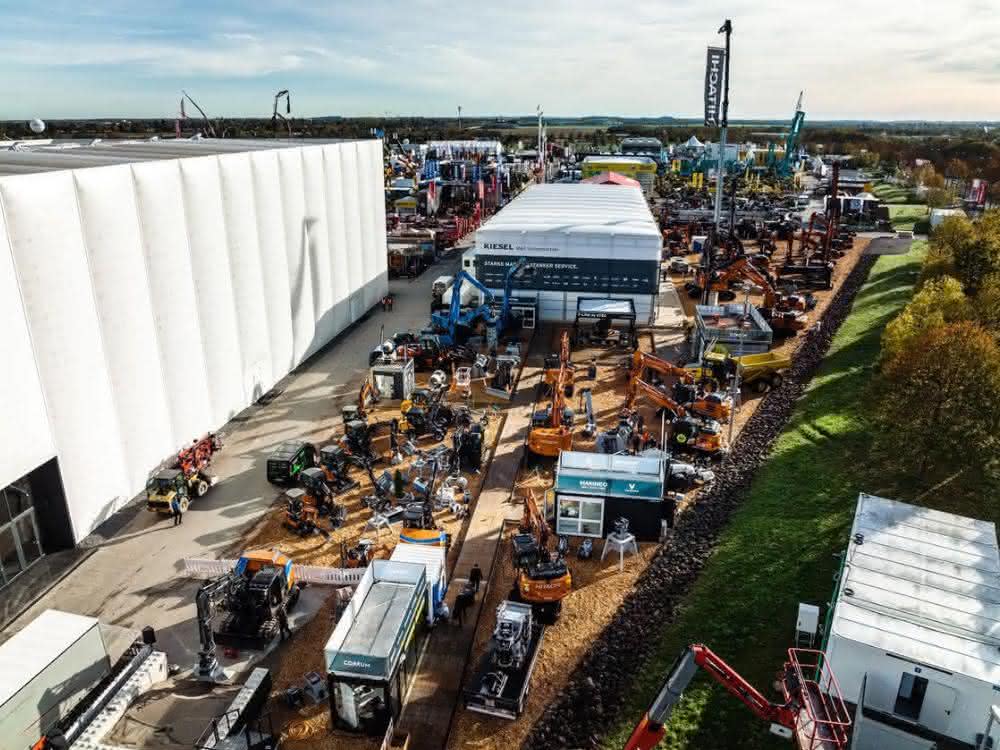 Baumaschinen und Anbaugeräte