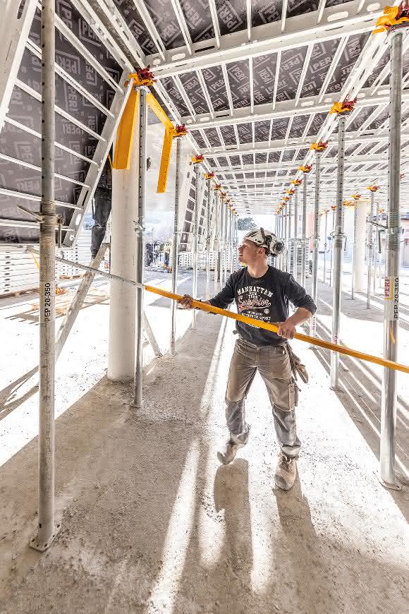 Für die Großpaneel-Deckenschalung Skymax stellt PERI auf der BAU in München neue und optimierte Bauteile vor.