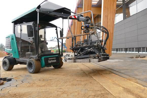 Die Optimas Pflasterverlegemaschine S19 Pavejet mit Joysticks macht die Maschinenhandhabung deutlich einfacher und entspannter.