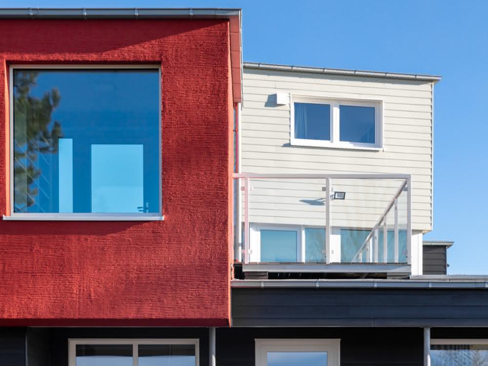 Holzoptik in Farbe dank Hardie Plank Fassadensystem