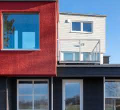 Holzoptik in Farbe dank Hardie Plank Fassadensystem