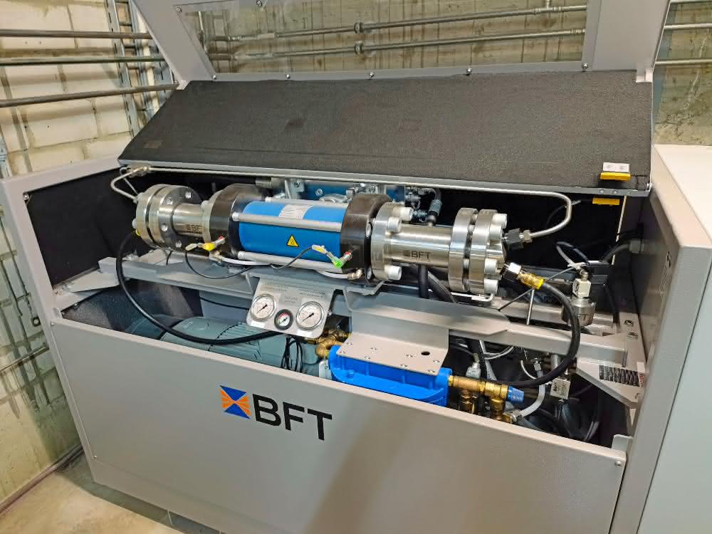 Precision mechanical engineering: Waterjet cutting in large format