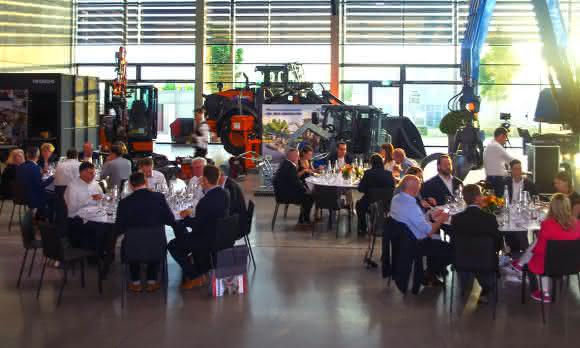 Nach der Preisverleihung saßen die Gewinner und die Verterter von Weka Businessmedien und Coreum bei einem gemeinsamen Essen zusammen.