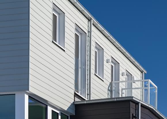 Dank der Hardie® Plank Fassadenplatten ist es dem Architekten gelungen, die außergewöhnliche Architektur des Einfamilienhauses mit einer ebenso ausgefallenen Fassadenoptik zu betonen.