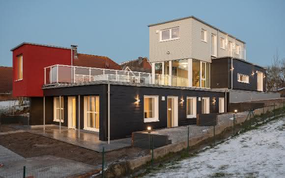 Dank der Hardie® Plank Fassadenplatten ist es dem Architekten gelungen, die außergewöhnliche Architektur des Einfamilienhauses mit einer ebenso ausgefallenen Fassadenoptik zu betonen.