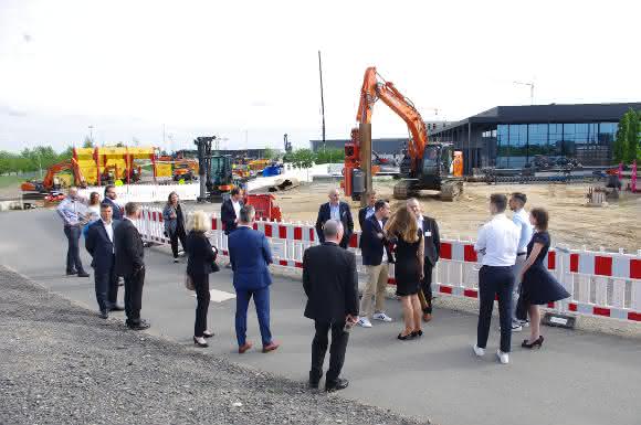 Auf dem Gelände rund um das Coreum gab es viel Wissenswertes zu den ausgestellten Baumaschinen ...
