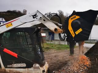 Recycling gegen hohe Deponie- und Transportkosten mit MB Crusher und Bobcat