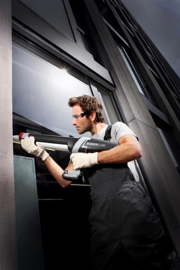 Das Sika PowerCure Klebesystem für den effizienten Fensterbau besteht aus dem PowerCure Dispenser, dem Klebstoff Sikasil WT-66 PowerCure sowie den PowerCure Mischerdüsen.