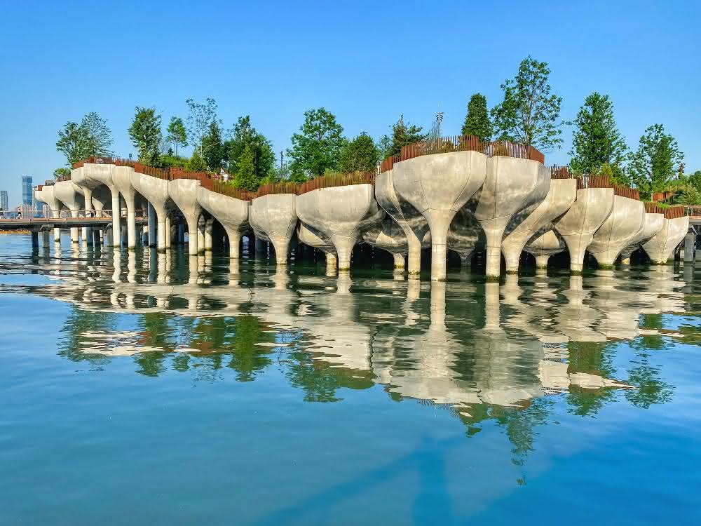 „Little Island“ besteht aus 132 aus dem Wasser ragenden Betontulpen.
