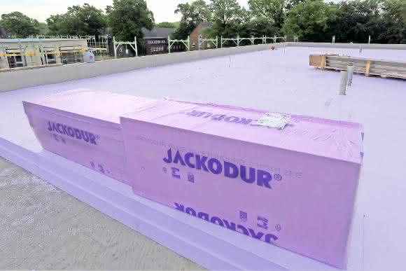 Die auf dem Beton liegende Dämmung mit JACKODUR® Plus erfolgte mit einer Dicke von 260 mm.