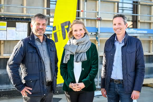 Die beiden Geschäftsführer von i+R Wohnbau Lindau, Reinold Meusburger (li.) und Karlheinz Bayer, feierten am 9. März 2023 gemeinsam mit Oberbürgermeisterin Dr. Claudia Alfons das traditionelle Richtfest für das Wohnbauprojekt Hammerweg in Lindau.