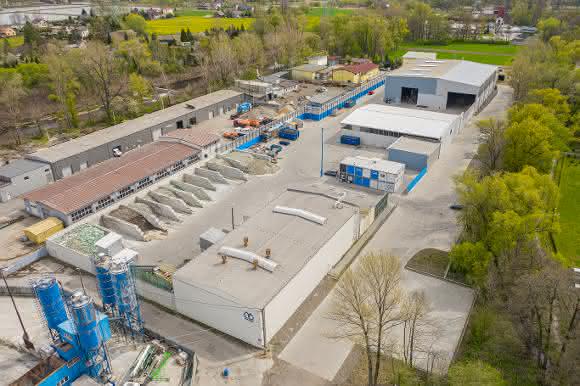 Sanit-Trans hat seinen Hauptsitz in Międzyrzecze Górne im Schlesischen Vorgebirge, etwa 45 Kilometer südlich von Katowice.