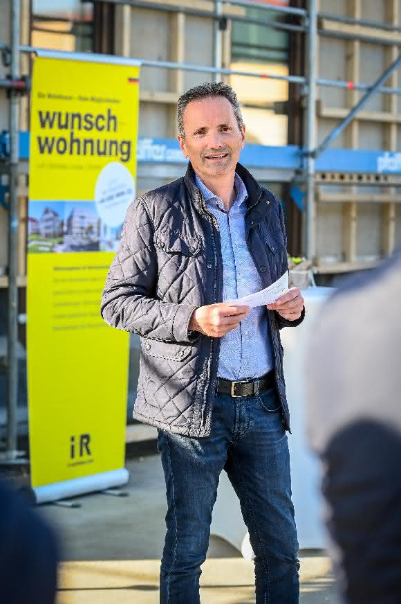 Karlheinz Bayer, Geschäftsführer i+R Wohnbau Lindau, beim Richtfest für das Wohnbauprojekt am Hammerweg in Lindau
