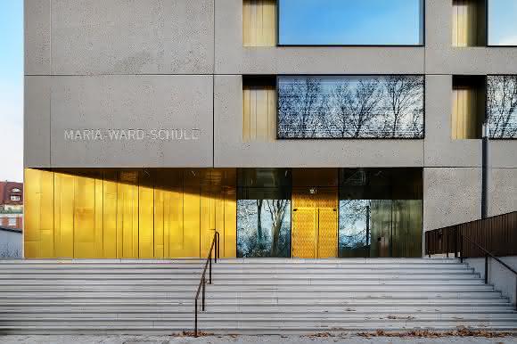 Im Neubau der Maria-Ward-Schule Nürnberg ergänzt das Arturo PU2030 Verlaufbeschichtungssystem die hochmoderne Ausstattung und trägt zur angenehmen Lernatmosphäre bei.