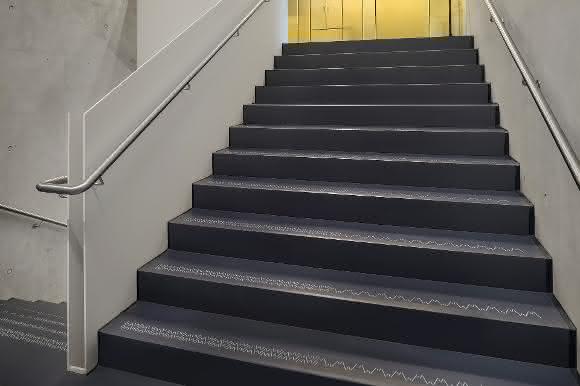 Die Integration des Schullogos erfolgte an jeder der über 400 Treppenstufen durch feinste Detailarbeit.