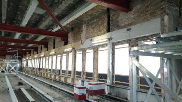 Im Ausstellungsgeschoss sind die Fensterbänder tief in die Laibungen gesetzt. Die oberen Rollladenkästen waren der Bezugspunkt für die Lotrechte, ab der mit dem Armierungsmörtel „maxit eco 79“ begonnen wurde.