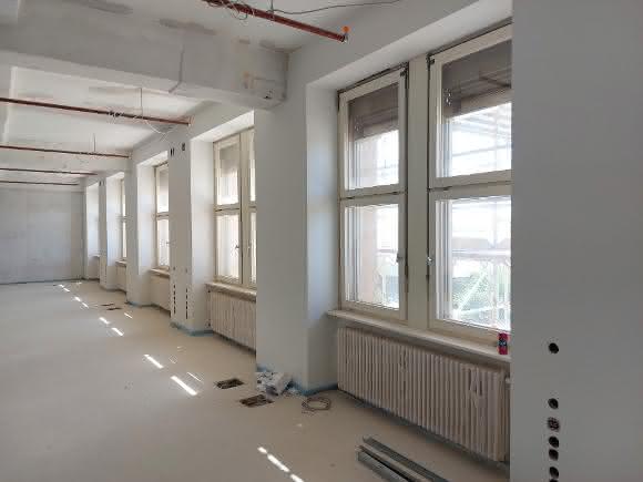Flughafen Tempelhof: Mit der spritzbaren Innendämmung „maxit eco 71“ wurde ein wirtschaftlich und bauphysikalisch per-fektes Resultat erreicht. Auch optisch können sich die Wände wieder sehen lassen.