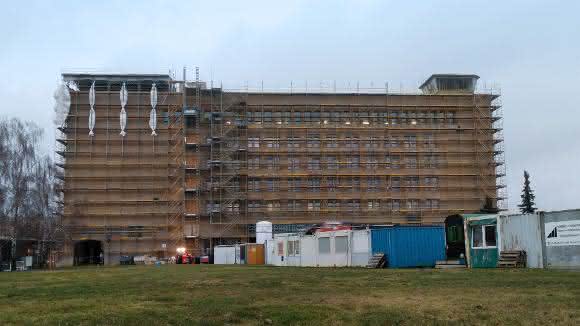Historischer Lufthafen Tempelhof: Bis Mitte 2023 werden das westliche Kopfgebäude sowie der Tower umfassend und denkmalgerecht saniert. Für die Berliner Bürger entsteht dort ein neuer Informations- und Veranstaltungsort.