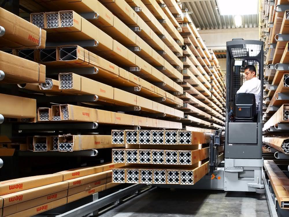 Electric multidirectional sideloader for handling long loads Electric multidirectional sideloader