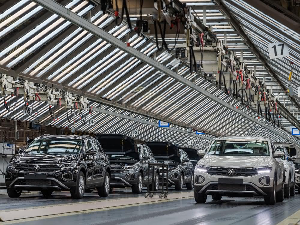 Software and identification systems: Autonomous vehicles learn to recognize traffic lights Factory traffic from autonomous AGVs and manned tugger trains