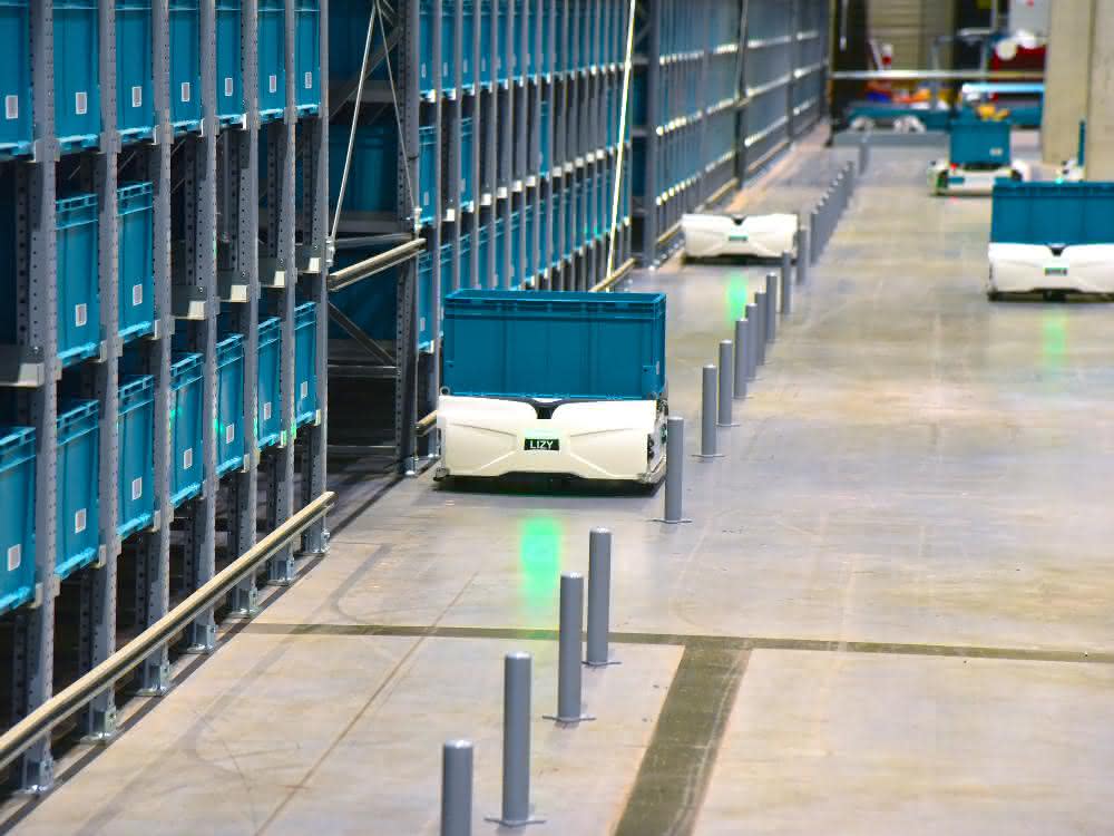 Storage and retrieval machine and transport system in one