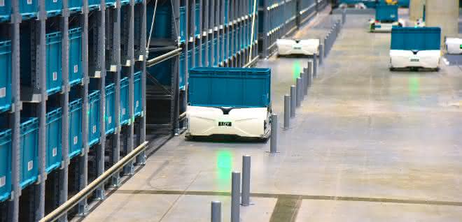 Storage and retrieval machine and transport system in one