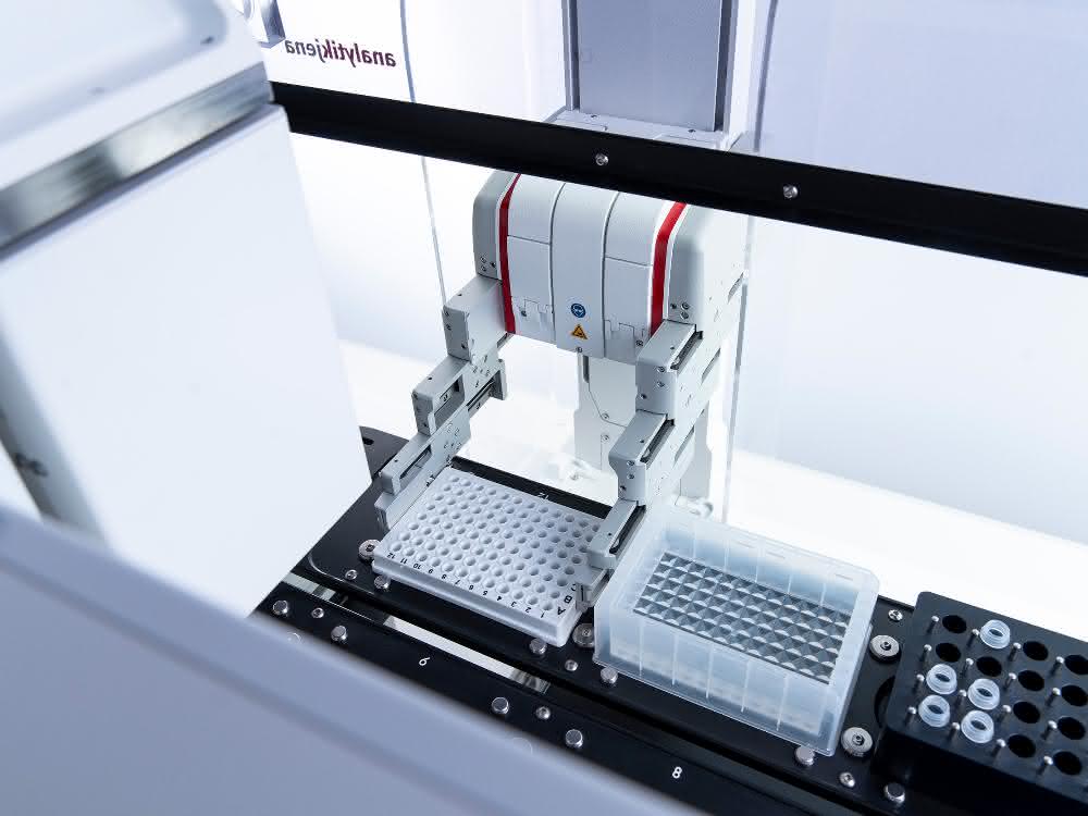 Mikrotiterplatten positionieren: Kompakter Laborroboter