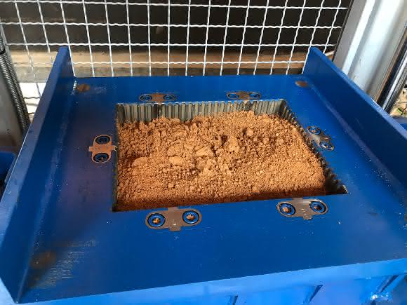 Gepresst und luftgetrocknet: Der „Kaltziegel“ besteht größtenteils aus recyceltem Ziegelmaterial. Zudem wird er nicht gebrannt, sondern luftgetrocknet – bei der Produktion werden also in doppelter Hinsicht Ressourcen geschont.