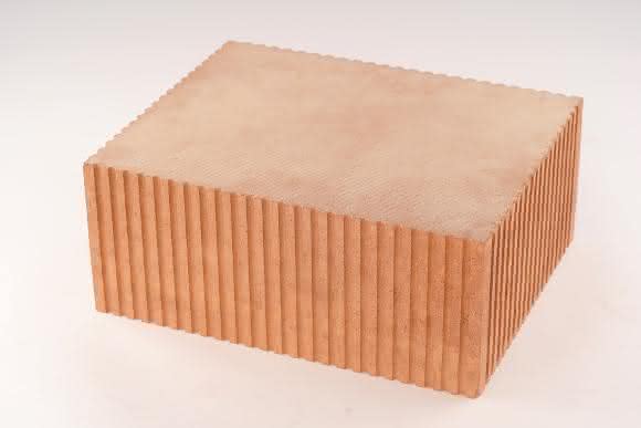 Der „Kaltziegel“ als erster echter Recycling-Mauerziegel ist das Ergebnis eines langjährigen Forschungsprojektes der Firmengruppe Leipfinger-Bader: Er besteht aus recyceltem Ziegelmaterial und eignet sich für tragende Innenwände.