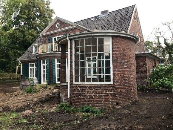 Das denkmalgeschützte Gebäude wurde nach dem Ersten Weltkrieg vom renommierten Architekten Erich Elingius entworfen.