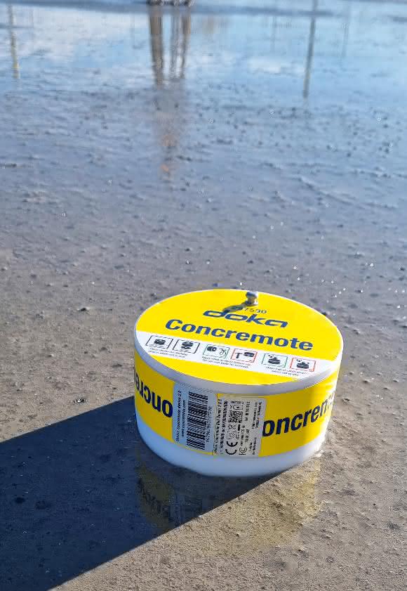 Der Concremote Deckensensor wird nach dem Abziehen des Betons auf der Oberfläche des Frischbetons platziert.