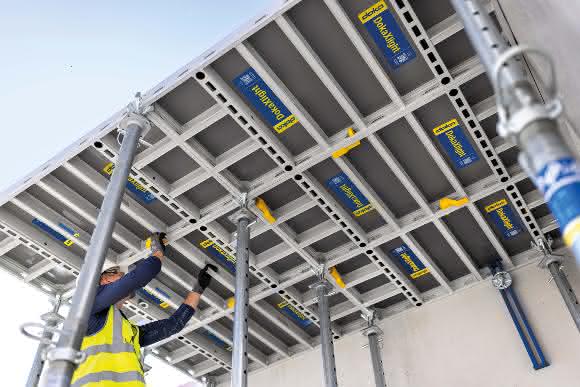 Ursprünglich als Wandschalung konzipiert, kann die ultraleichte Schalung DokaXlight nun auch für die Decke eingesetzt werden.