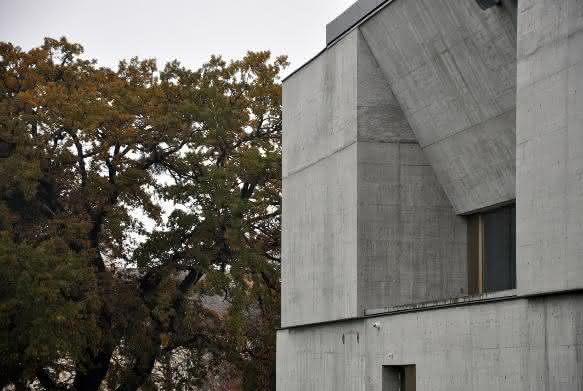 Differenzierte Vor- und Rücksprünge gliedern den Neubau und beziehen sich auf den benachbarten Denkmalbau.