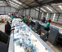 Erste Bottle-to-Bottle-Recyclinganlage in Kenia: Mit rPET den Kinderschuhen entwachsen Erste Bottle-to-Bottle-Recyclinganlage in Kenia: Mit rPET den Kinderschuhen entwachsen