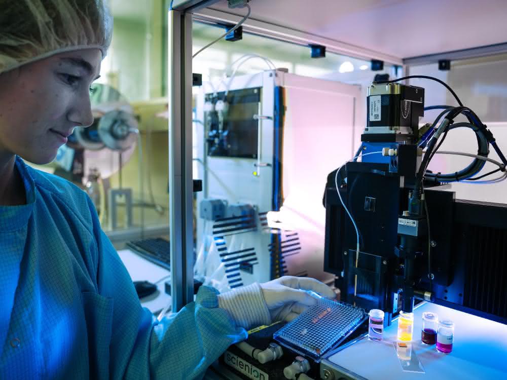 Laura von Lüders bei der Funktionalisierung des Biosensors.