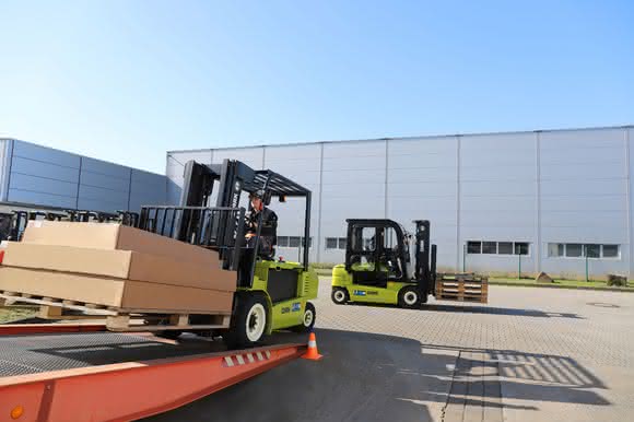 Electric forklift: Strong and clean with low overall costs